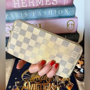 Louis Vuitton Authentic Damier Azur
Zippy Long Wallet Clutch Purse